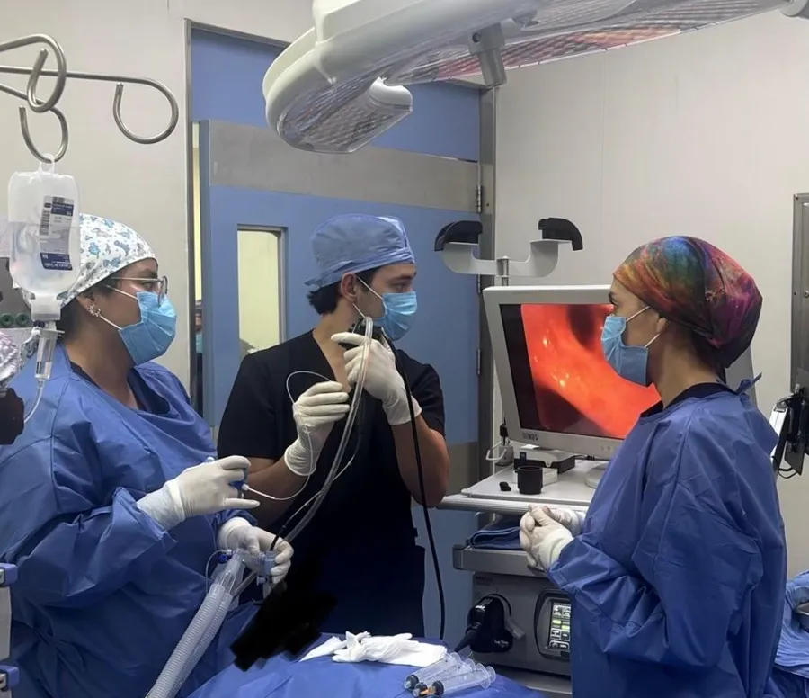 Dr. Rubén Florentín participando en un procedimiento respiratorio