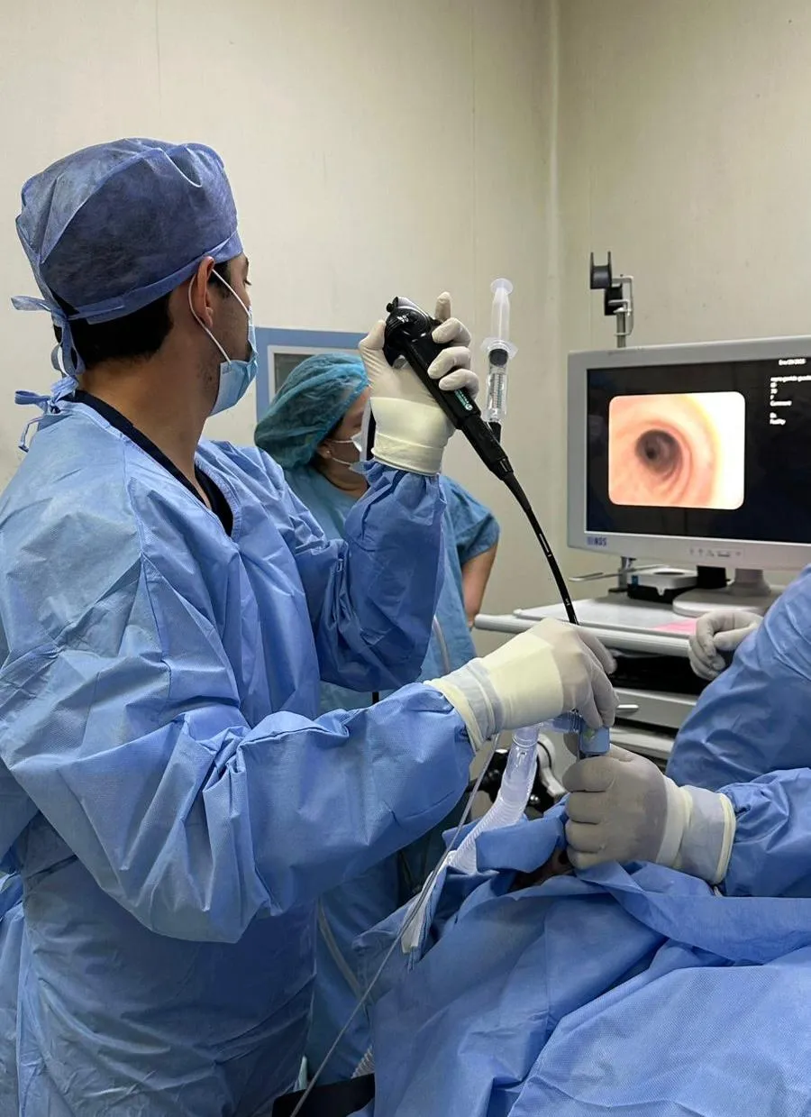 Dr. Rubén Florentín realizando una broncoscopia